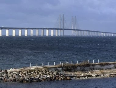 Δείτε την τεράστια γέφυρα που συνδέει τη Δανία με τη Σουηδία (βίντεο)